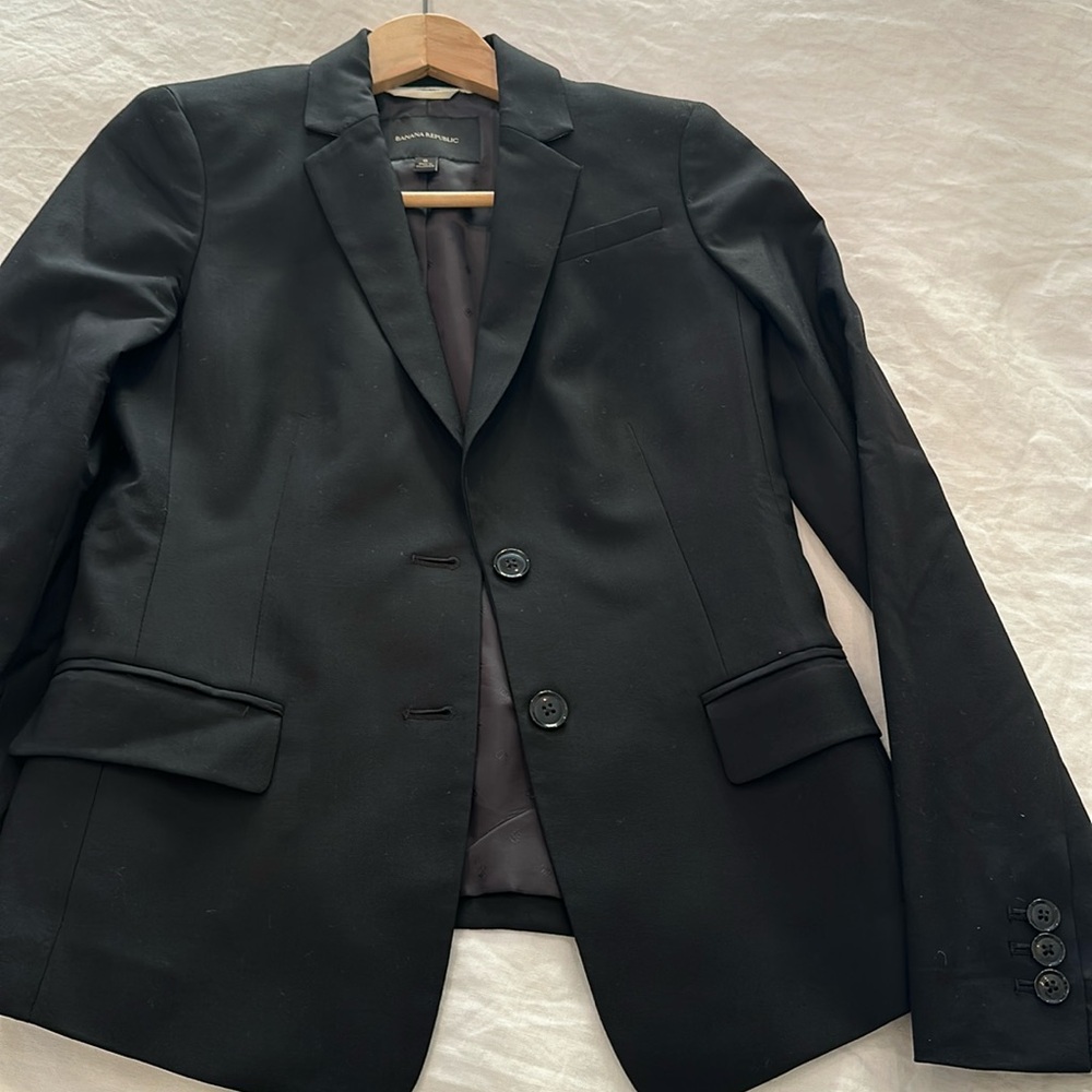 Banana Republic 2 button blazer. Size 0. 95% wool. Excellent condition. Black